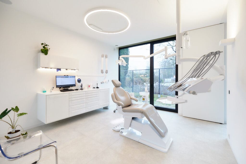 MonaPur antibacterieel spanplafond in een moderne tandartspraktijk voor een hygiënische en onderhoudsvriendelijke zorgomgeving.