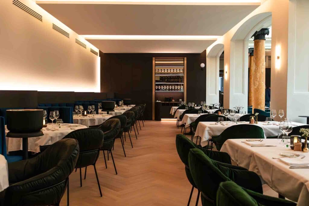 MonaIsland akoestisch plafondeiland in restaurant voor betere akoestiek en strak design.