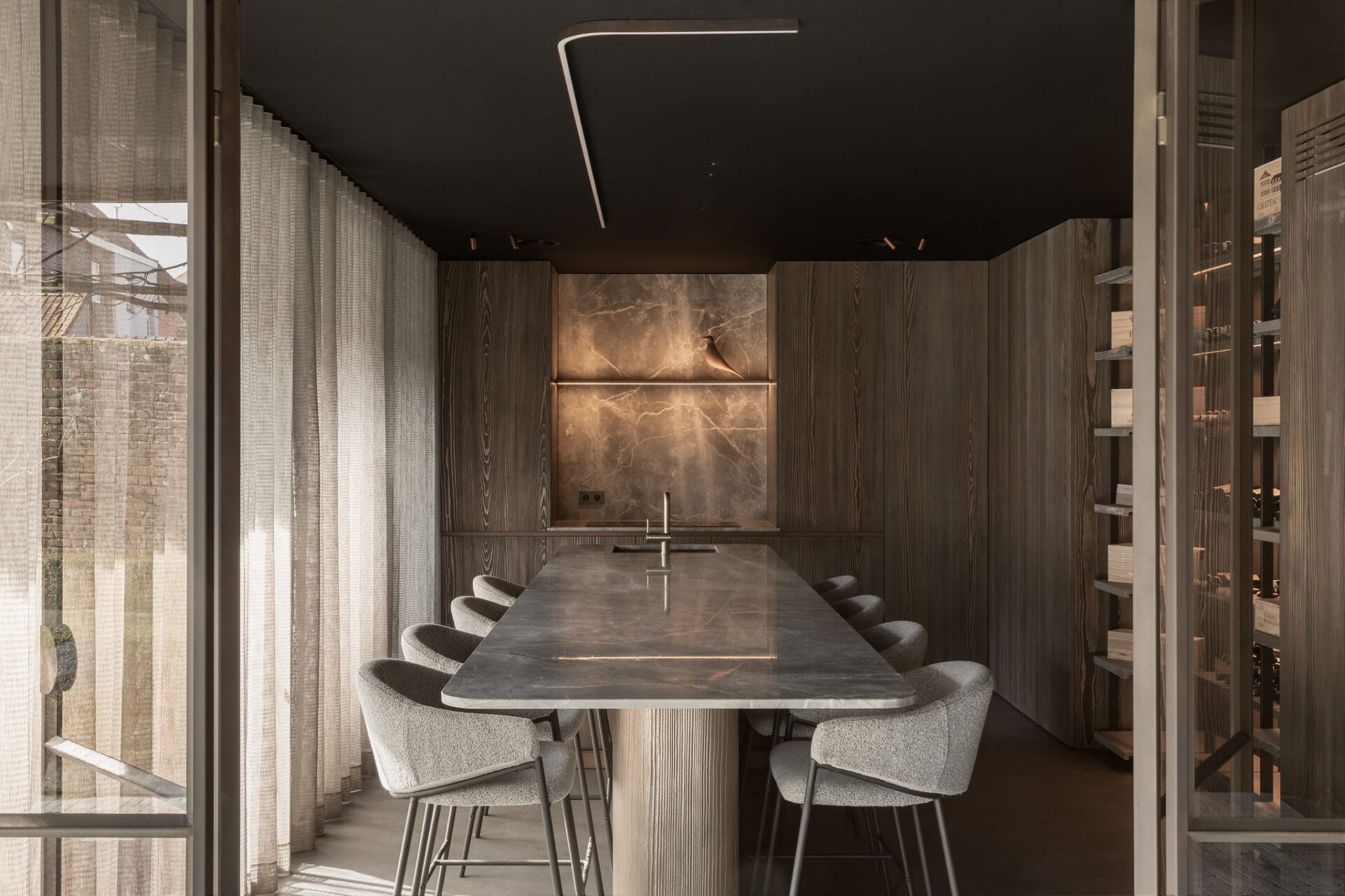 MonaCoustic akoestisch spanplafond met geïntegreerde verlichting in een luxueuze leefkeuken voor optimale akoestiek.