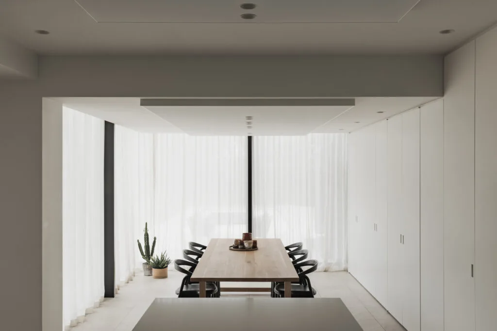 Naadloos polyester spanplafond met geïntegreerde verlichting als stijlvolle basis voor een modern interieur.