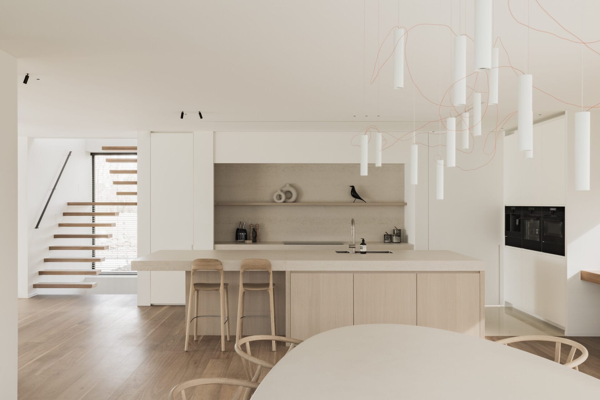 Minimalistische leefkeuken met naadloos wit spanplafond van MonaVisa en geïntegreerde ledverlichting.