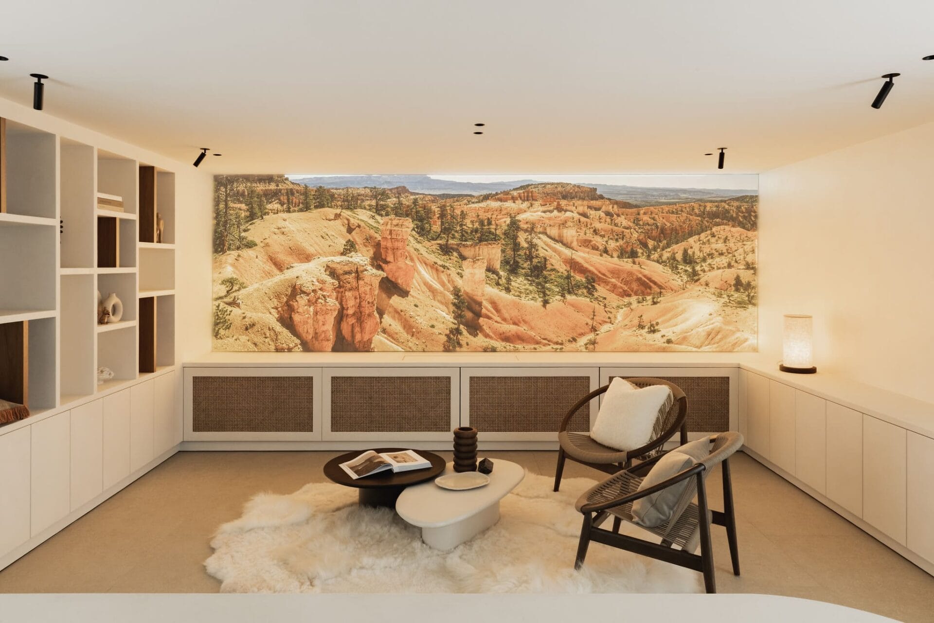 Geprinte polyester spanwand van MonaVisa met panoramisch natuurlandschap als stijlvolle blikvanger in een modern interieur.
