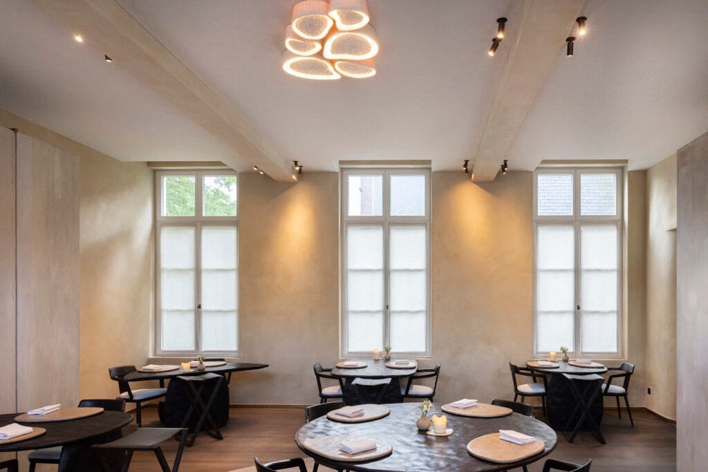 MonaAcoustic akoestisch polyester spanplafond in een restaurant voor een stijlvolle uitstraling en optimale geluidsabsorptie.