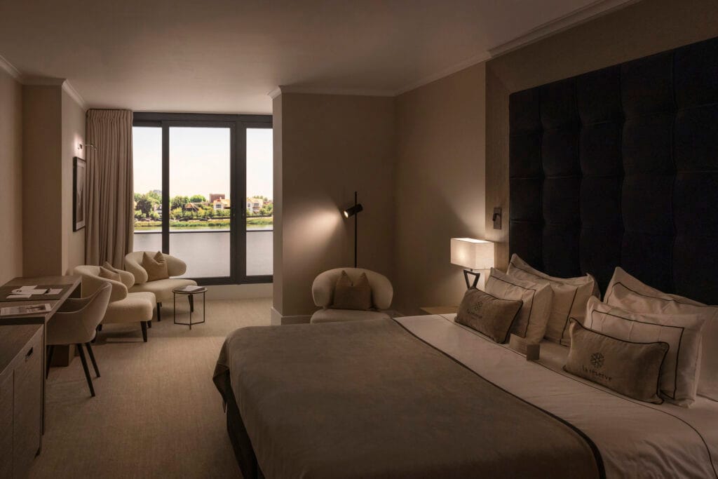 Luxe hotelsuite met een naadloos spanplafond en sfeervolle geïntegreerde verlichting.