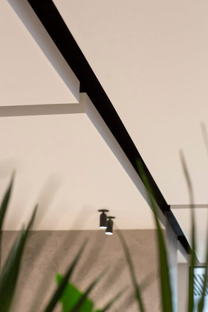 MonaIsland akoestisch plafondeiland met zwevende montage voor optimale geluidsabsorptie in een modern interieur.