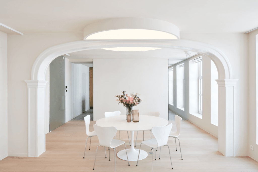 MonaShine lichtcirkel geïntegreerd in een polyester lichtplafond voor een moderne en sfeervolle verlichting.